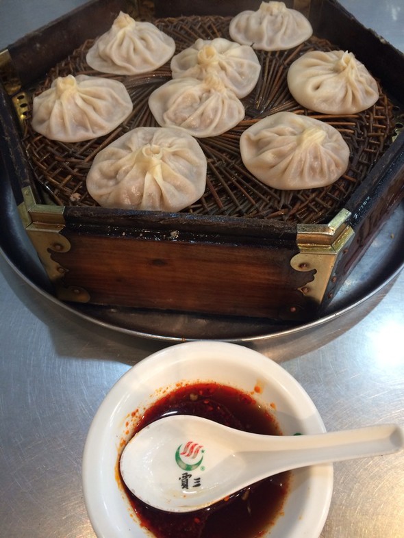  p>贾三灌汤包子是陕西省西安市的一道传统小吃,属于陕菜系;该菜品是