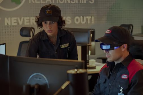 《上载新生第三季》剧照