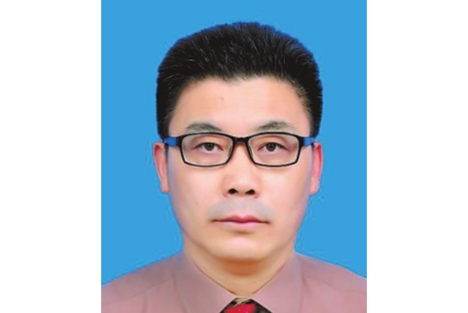 张向东,男,河南光山人,1972年生,政治学博士,教授,现任河南大学副校长