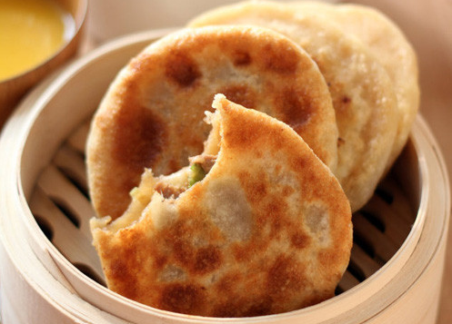  p>大葱猪肉馅饼是由大葱,猪肉为主要食材做成的一道菜品,属于家常