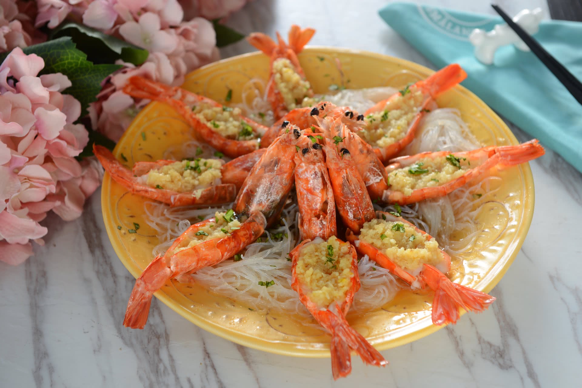  p>蒜茸开边虾是由基围虾为主要材料做成的菜品,属于粤菜.