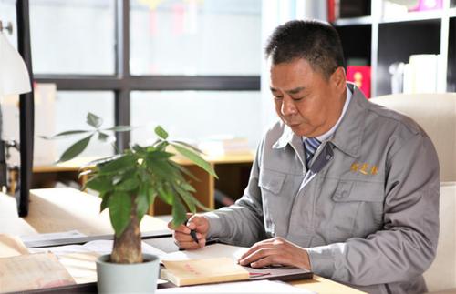 赵大鹏,毕业于 a target="_blank" href="/item/河北工业大学/261763"