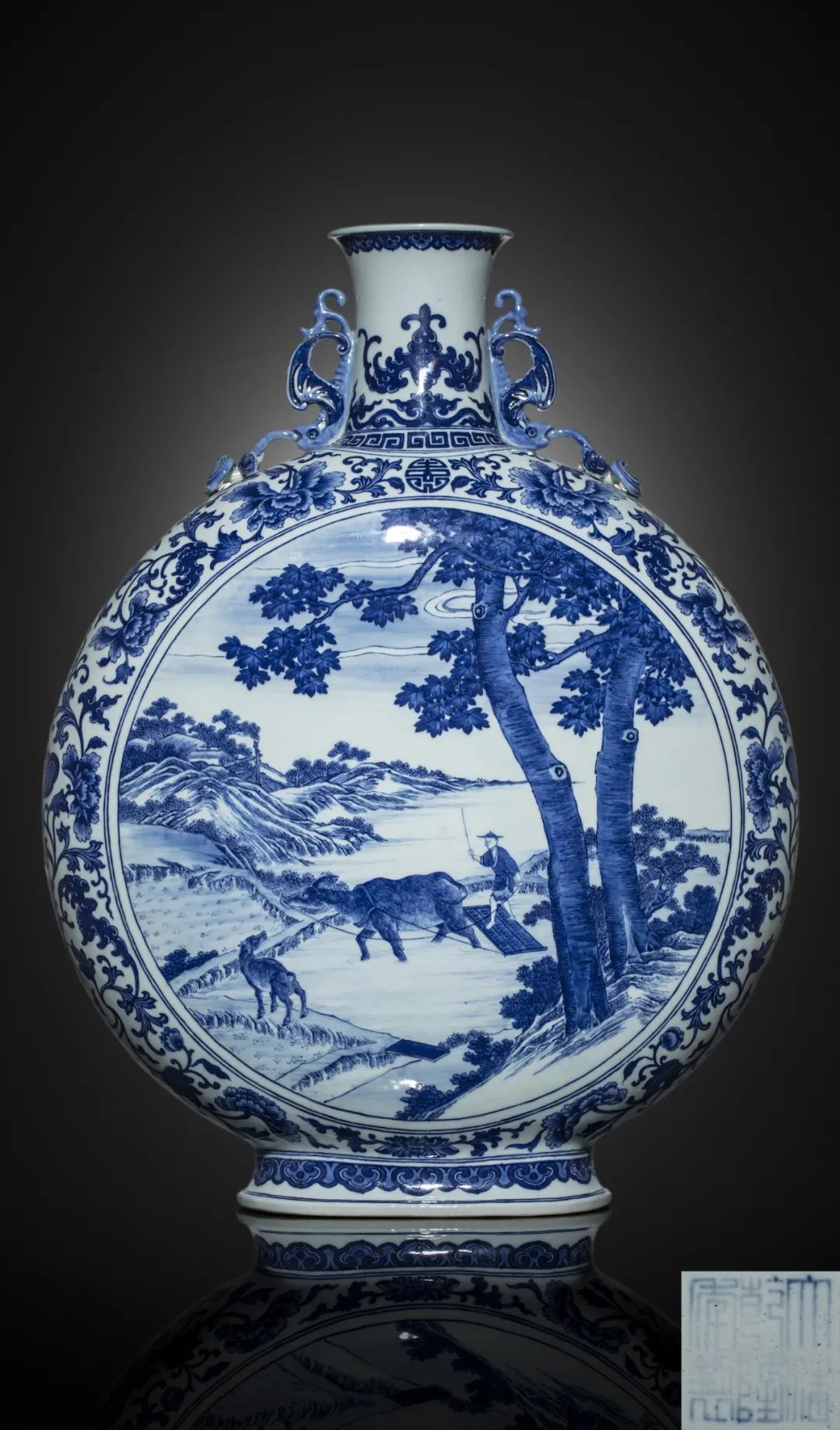 乾隆盛世的农耕理想——青花“春耕图”福寿如意抱月瓶赏析_百科TA说