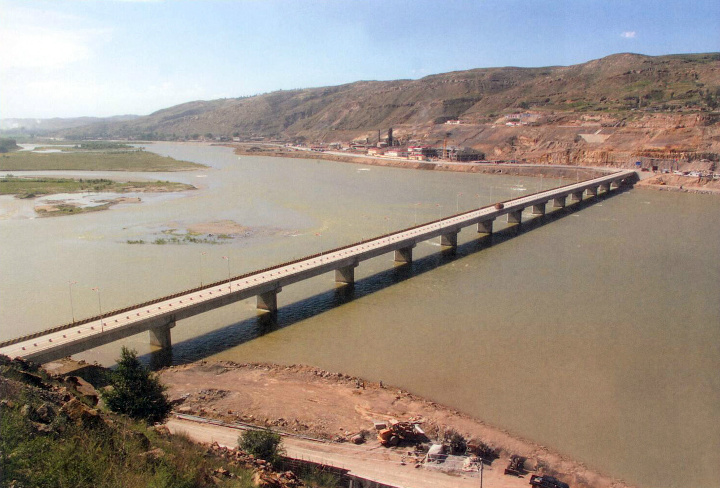  p>黄河龙口公路大桥位于位于晋陕峡谷中段,龙口水利枢纽坝址下游0.