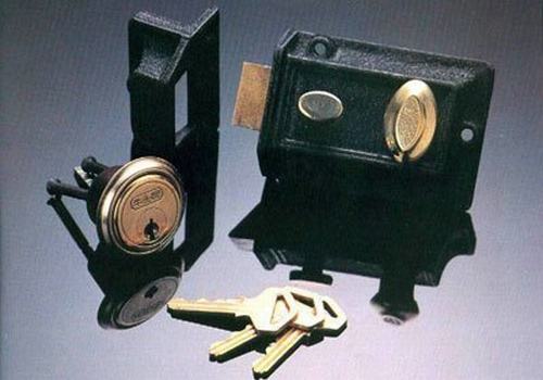 lock),亦称弹珠锁,珠锁,锁簧锁或销栓锁,是其中一种最常见的锁具结构