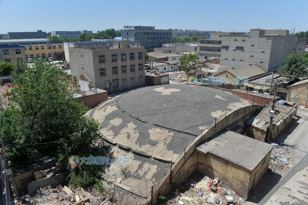  p>日军修建的飞机掩体——"飞机窝" /p> p>由混凝土构筑而成的飞机库