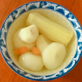  p>甘蔗马蹄水是由马蹄,甘蔗等为主要食材做成的一道美食,调料有姜,糖