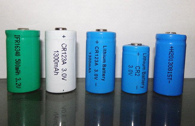  p>锂一次电池(primary lithium battery),是一种高能化学原电池,俗称