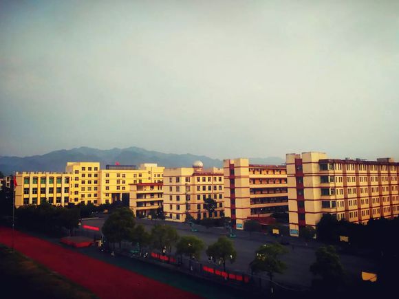  p>萍乡市芦溪中学坐落于江西省萍乡市东南面芦溪县境内,地处袁水东岸