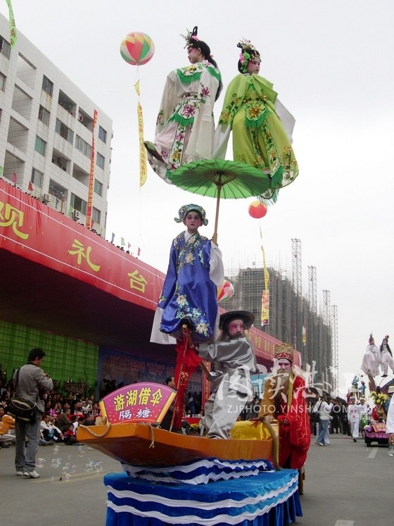  p>吴川飘色艺术是广东省吴川市的汉族传统民俗文化活动,是一门集戏剧