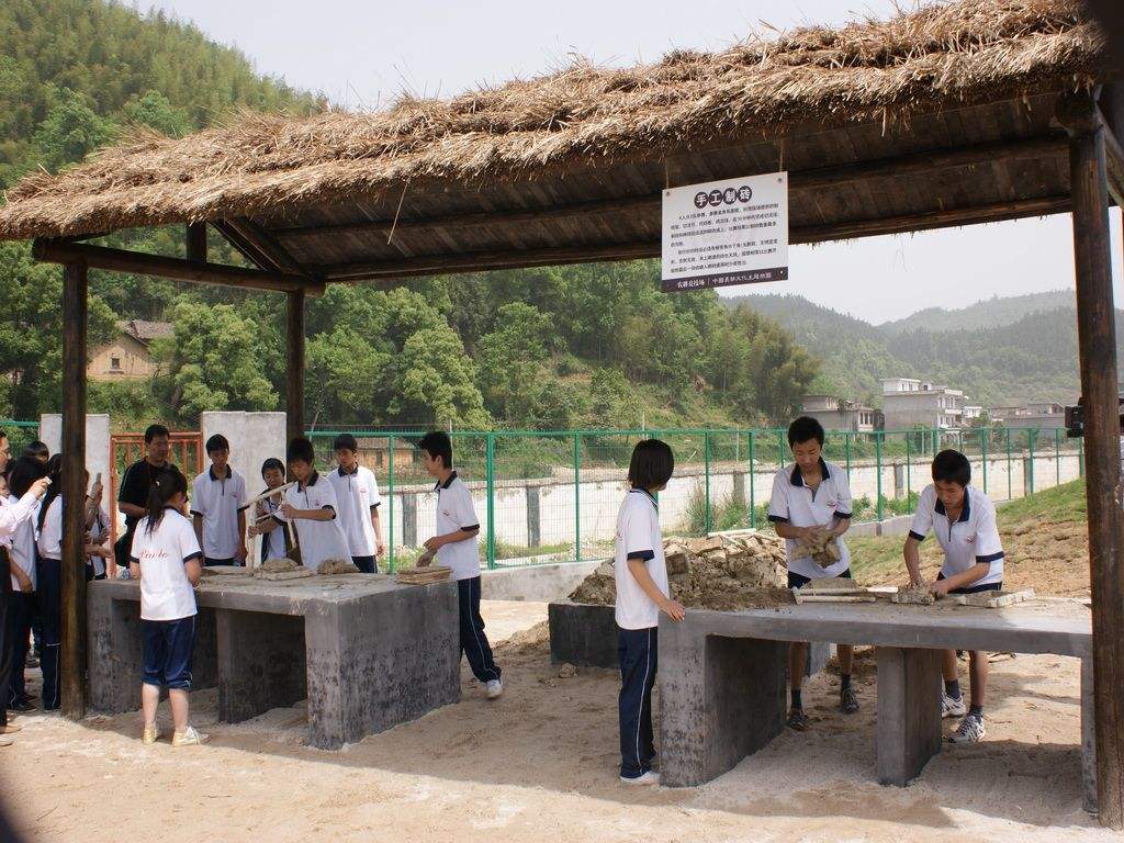  p>天工开物园位于江西宜春市 a target="_blank" href="/item/明月山