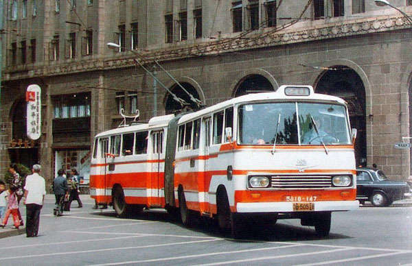  p>无轨电车(trolleybus)是一种通常由架空接触网供电,电动机驱动,不