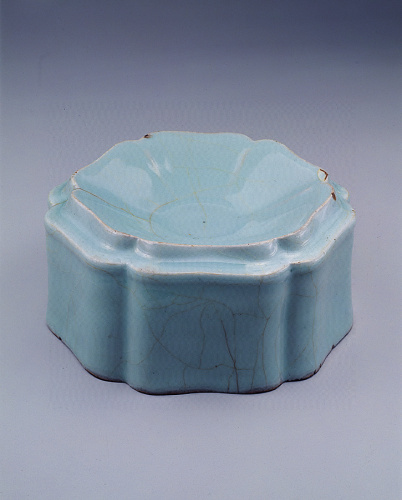 宋官窑青瓷葵花式洗