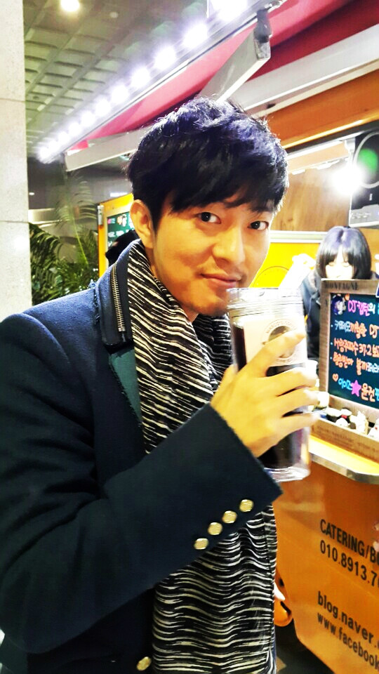 尹健(      , b>  /b>yoongun )原名:   彰益,1977年1月1日出生于韩国