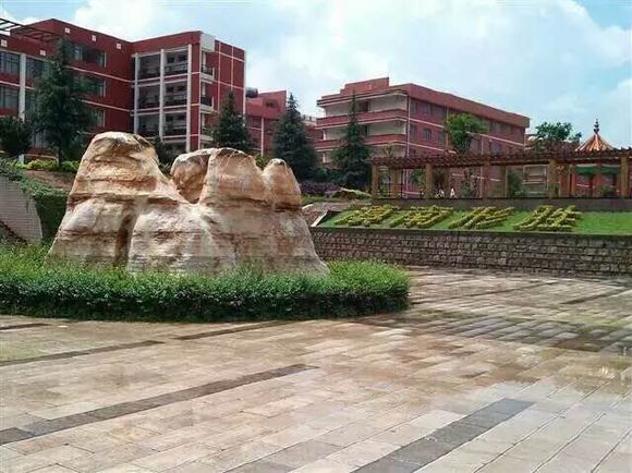  p>富源县第四中学位于富源县中部——营上镇政府所在地民家村西南面