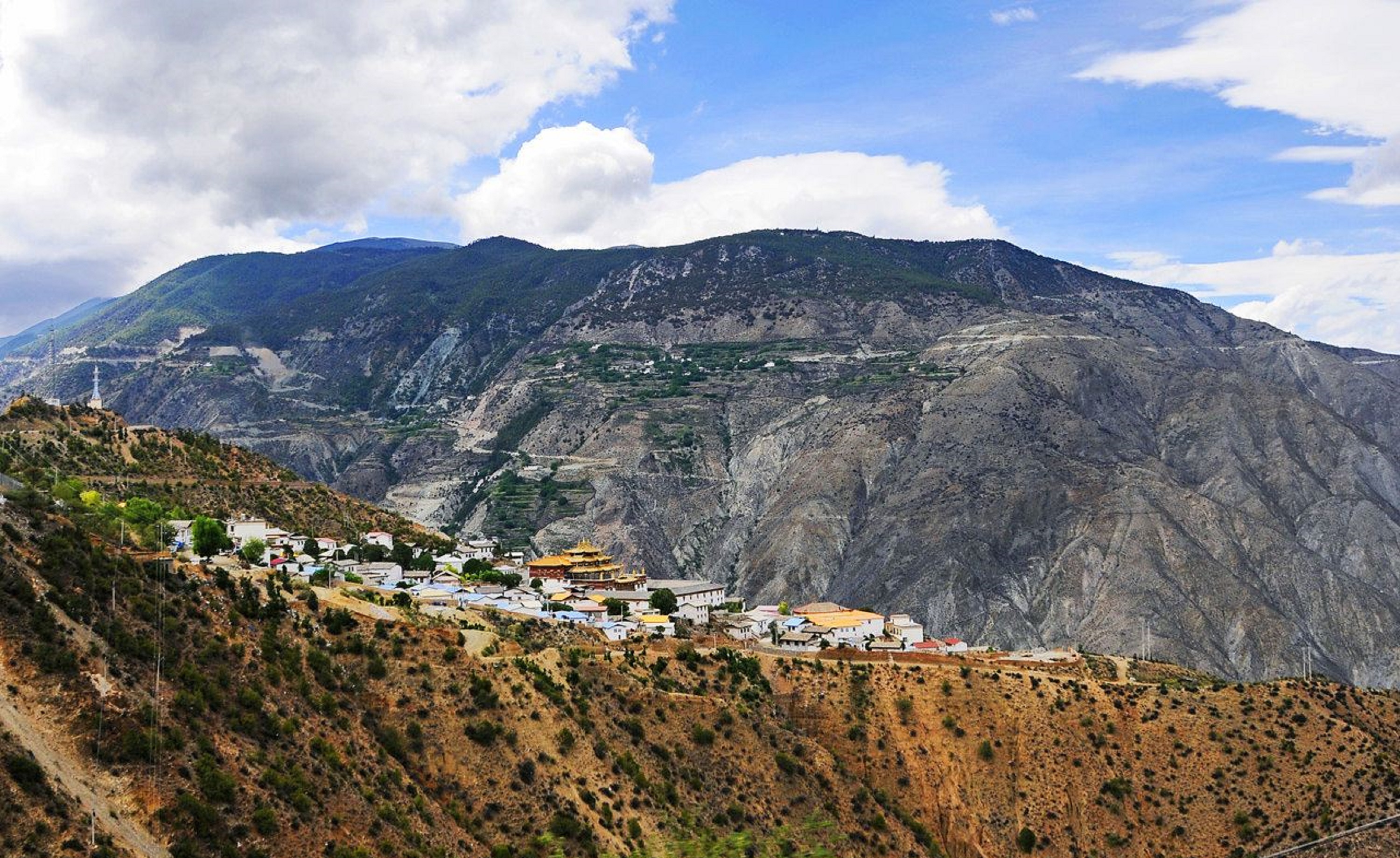  p>噶丹东竹林寺,坐落在 a target="_blank" href="/item/德钦县