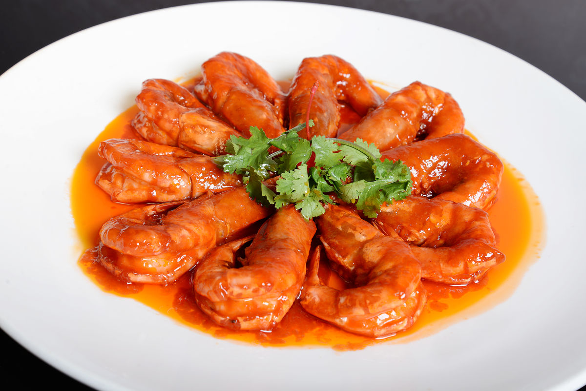 属于鲁菜;该菜品的主要食材为清明前渤海湾的大对虾,使用鲁菜特有的油