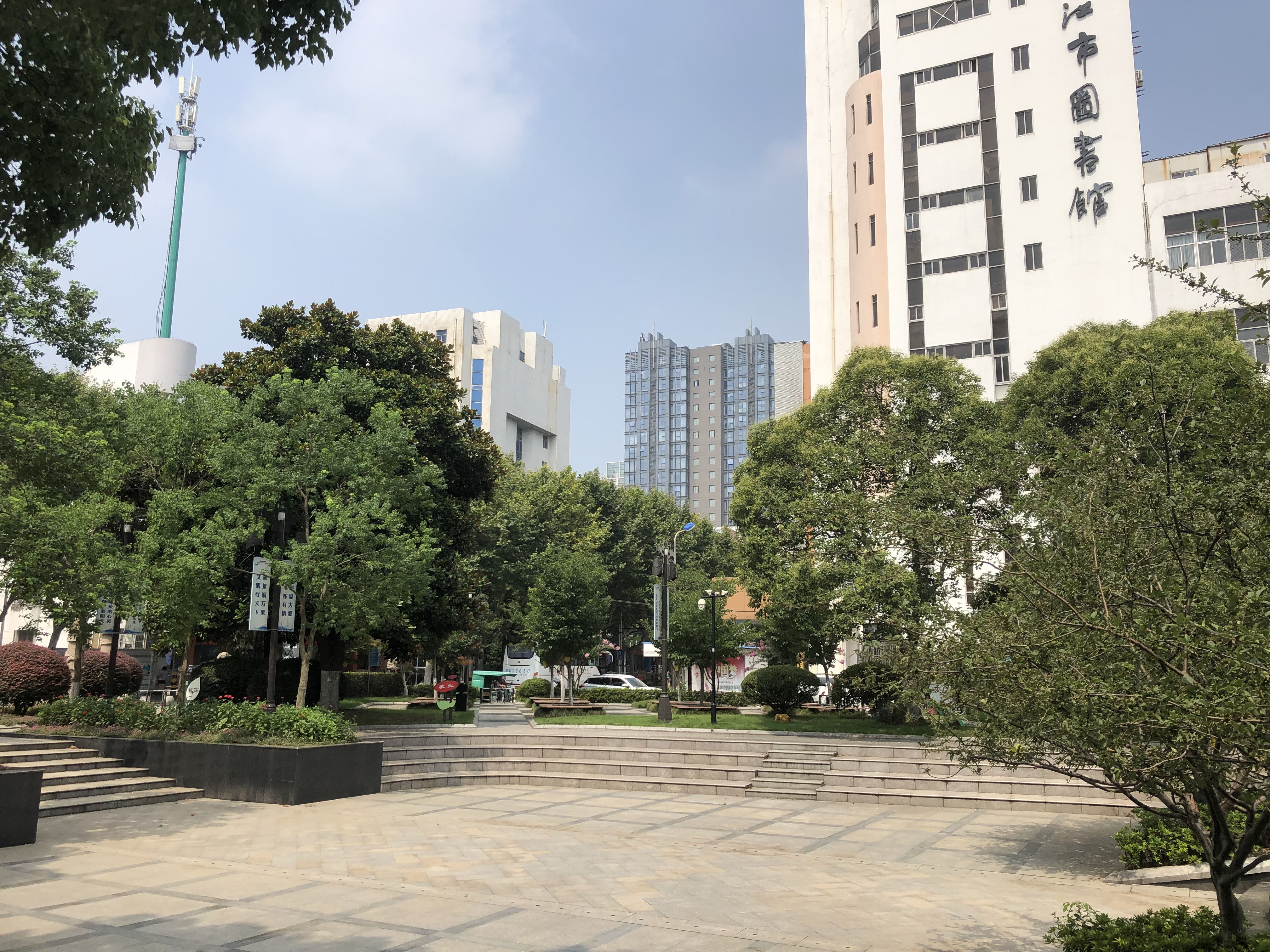  p data-id="gnwsjsirpq">钟楼广场位于靖江市中心的钟楼广场,与