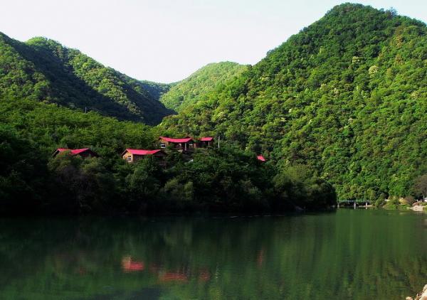  p> a target="_blank" href="/item/曲溪">曲溪 /a>景区纯属自然景观