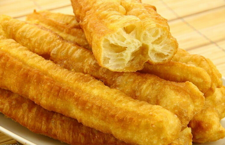  p>油条,又称馃子,是一种古老的汉族面食,长条形中空的 a target="