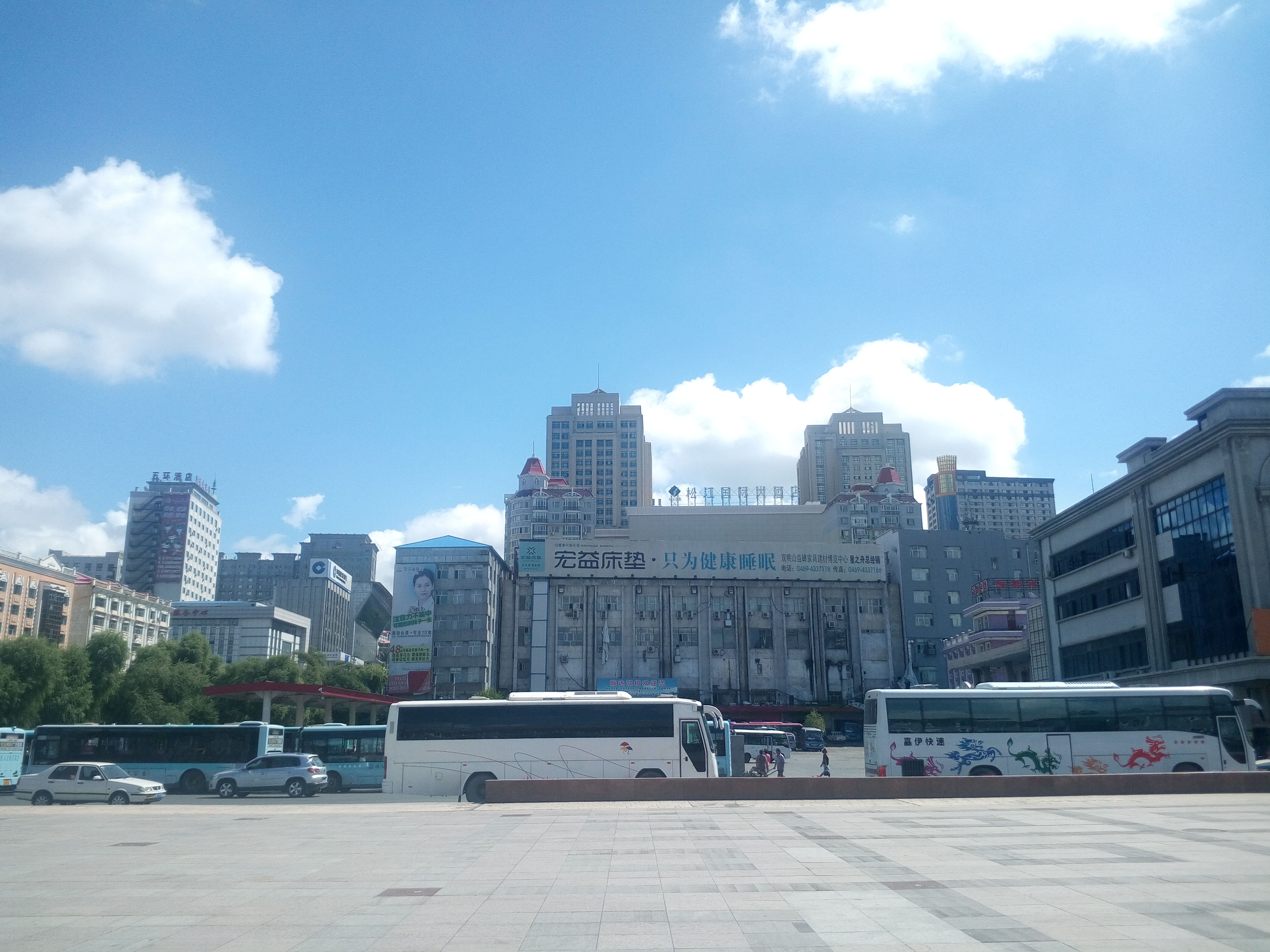  p>双鸭山站(shuangyashan railway station),位于中国黑龙江省双鸭山