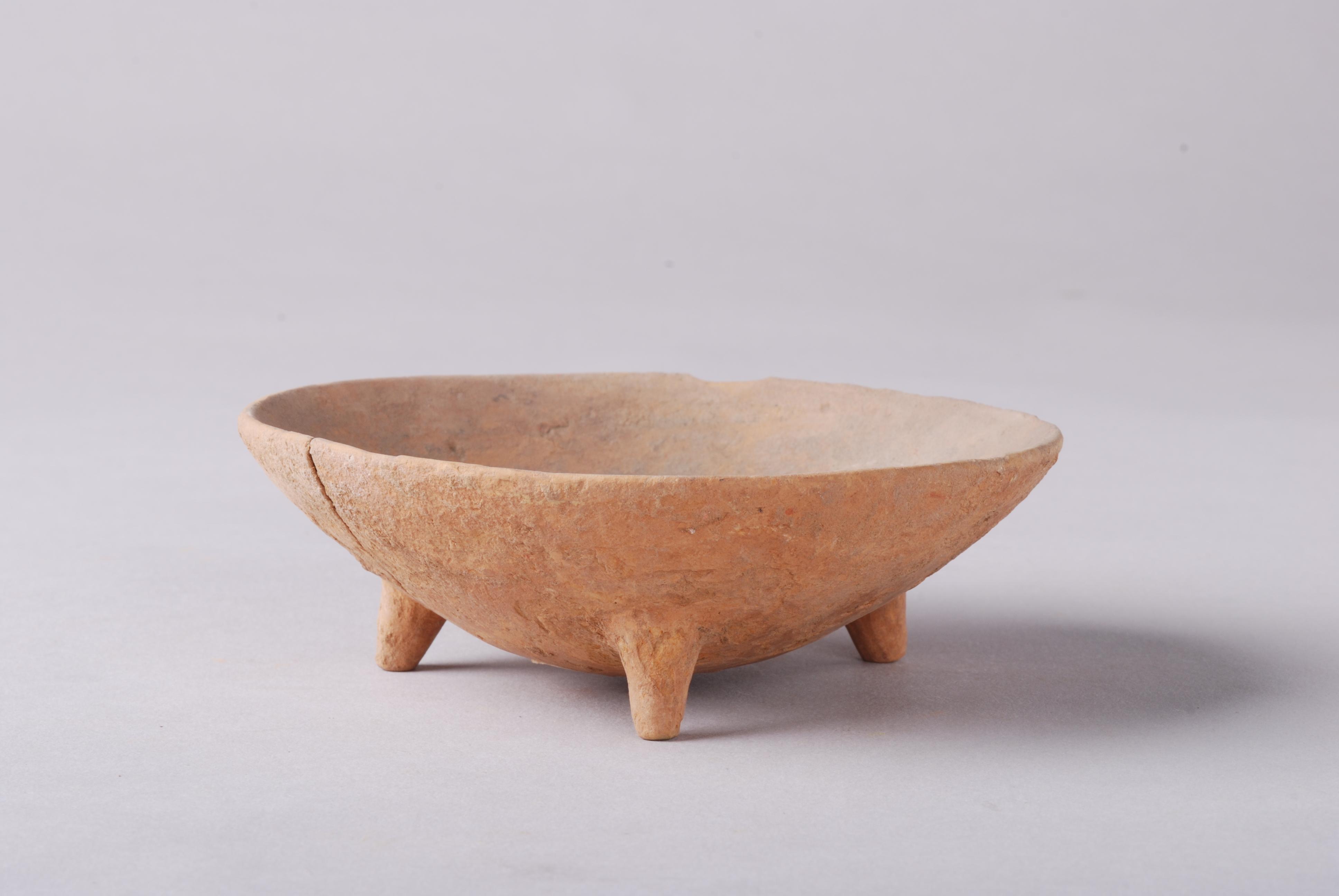 裴李岗文化三足钵