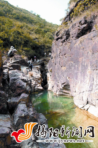  p>百潭谷是位于揭西五经富镇中和村庵背的磜墙崆瀑布,因秀丽风光被