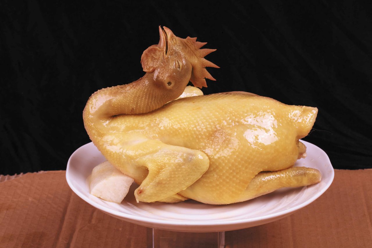  p>1,选用江丰江村黄鸡本地麻黄鸡种,天龄长,毛色黄中带黑麻,体型浑圆