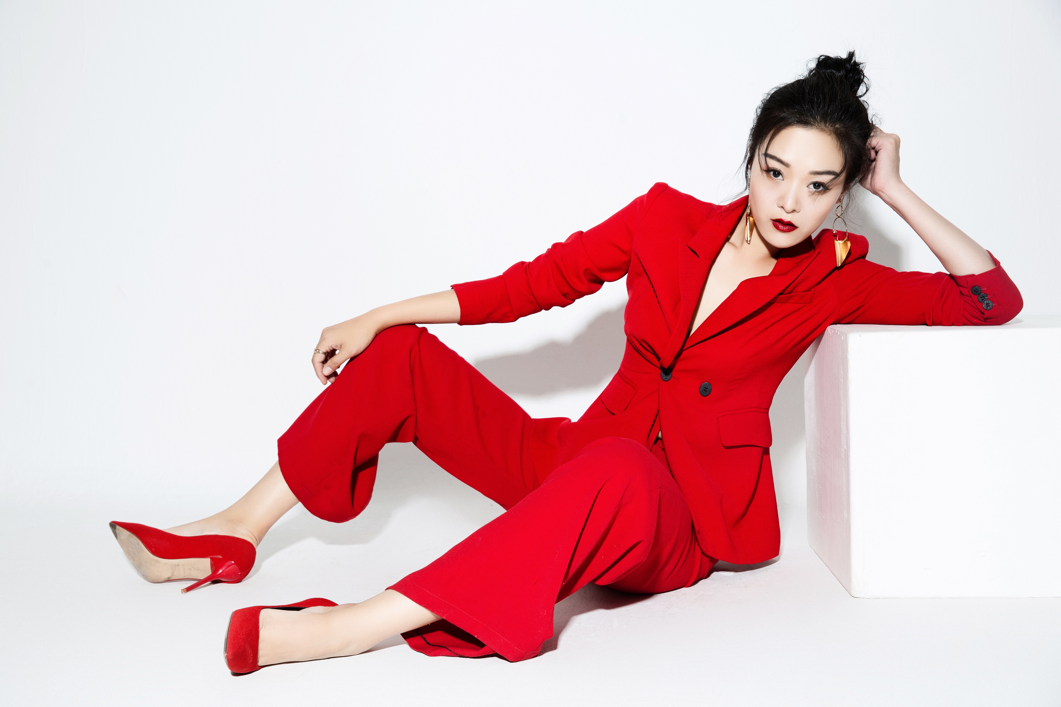 9zfzm">李思思是一名 a target="_blank" href="/item/演员/3106682"