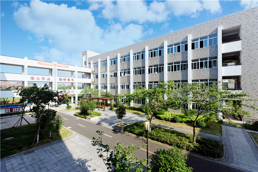  p>平湖技师学院学校于1979年建立,是一所以 a>光机电 /a>类专业为