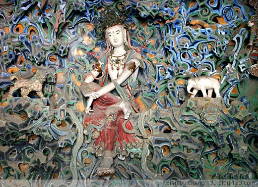 山上祥云缭绕,峰峦叠嶂,正中端坐着的塑像就是观音菩萨