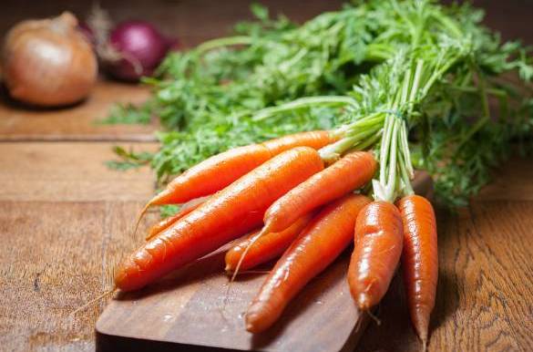  p>黑胡萝卜色素是从伞形科黑胡萝卜肉质根中提取的花色苷类色素.