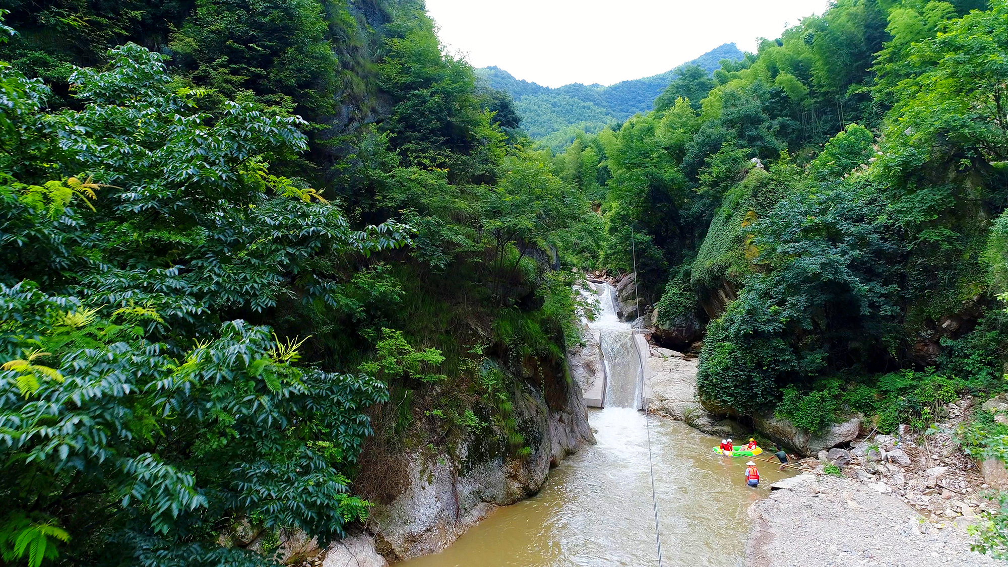  p>龙山峡谷漂流位于邵阳市新邵县潭溪镇淘金村,处于龙山国家级森林