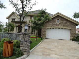 项目位于风景秀丽的棋盘山中央别墅区的核心