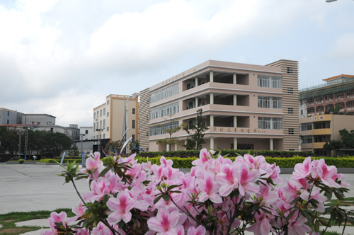  p>恩平市第一中学,简称恩平一中,是一所完全中学,诞生于1918年,前身