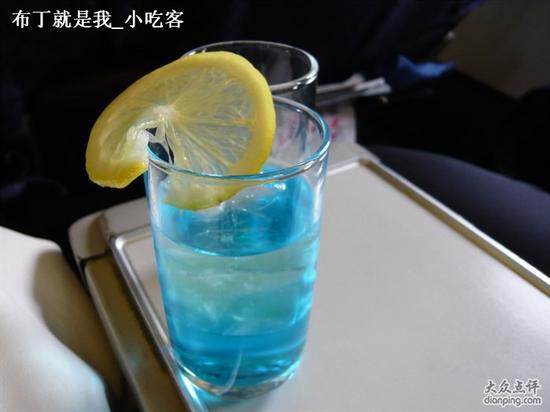 而是以原料琴酒,姜汁汽水等制作而成的一款口感辛辣的鸡尾
