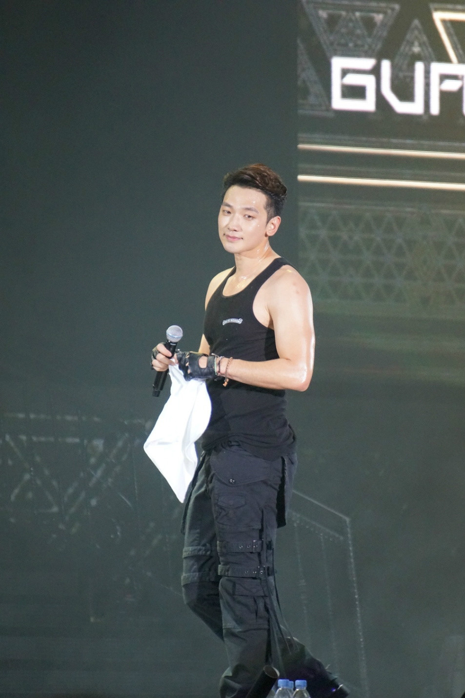  p>郑智薰(rain),1982年6月25日出生于韩国首尔,韩国流行男歌手,演员