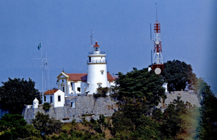  p>东望洋炮台(葡萄牙语:fortaleza da guia)又称松山炮台,东望洋山