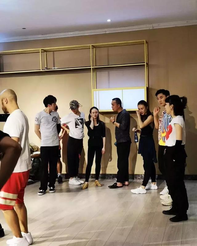 专访《新舞林大会》艺术总监方俊|不忘初心，用坚持为节目赋能_百科TA说