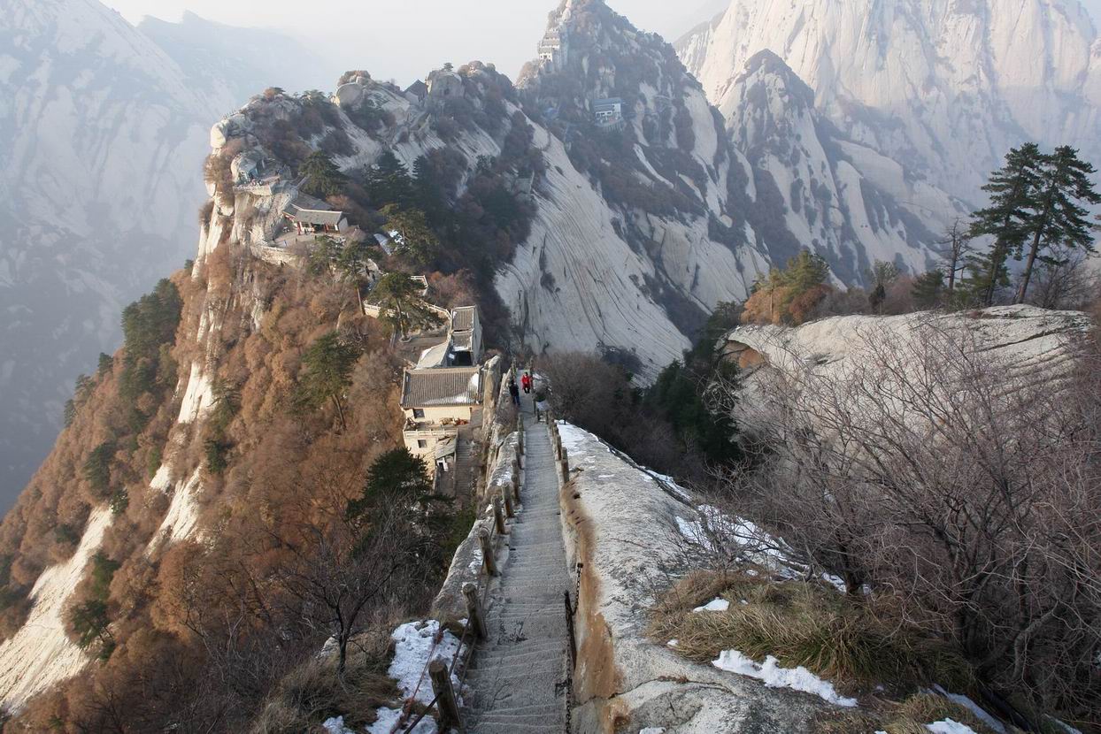 data-id="gnzlmwuhx5">苍龙岭是 a target="_blank" href="/item/华山