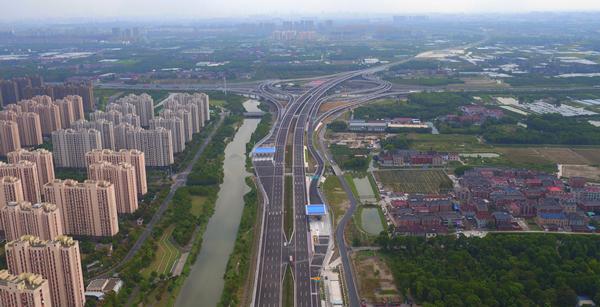  p>上海—崇明高速公路,简称"沪崇高速公路",原名沿江高速公路,规划三