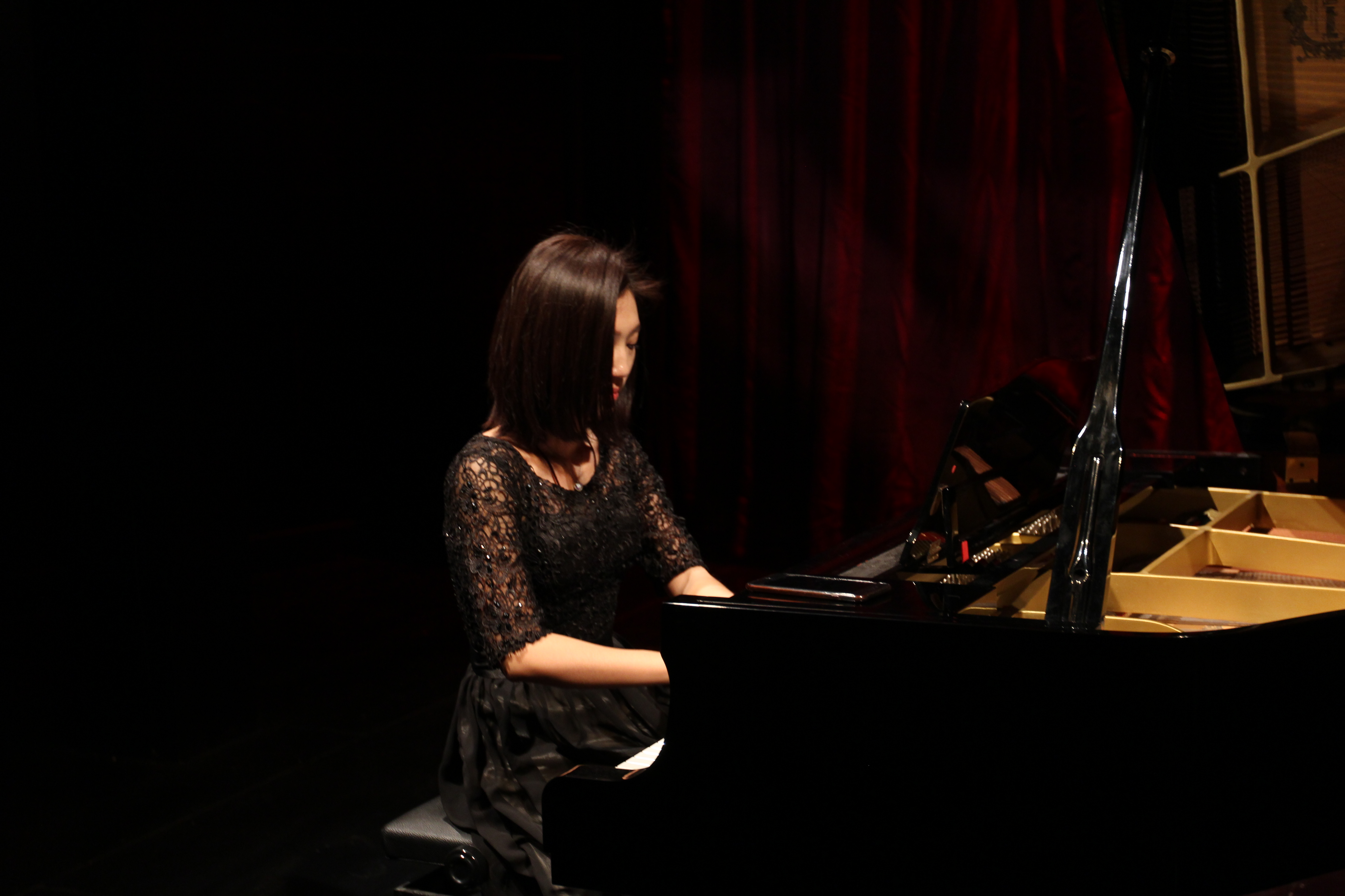 王音璇,女,钢琴