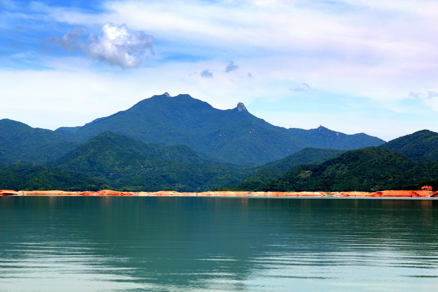 ">龙湖,又名 a target="_blank" href="/item/棉花滩水库/7683619"