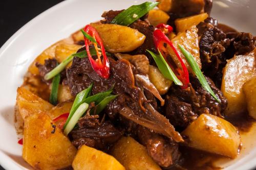  p>红烧土豆焖鹅是由鹅为主要食材,以酱油,啤酒等为调料做成的一道