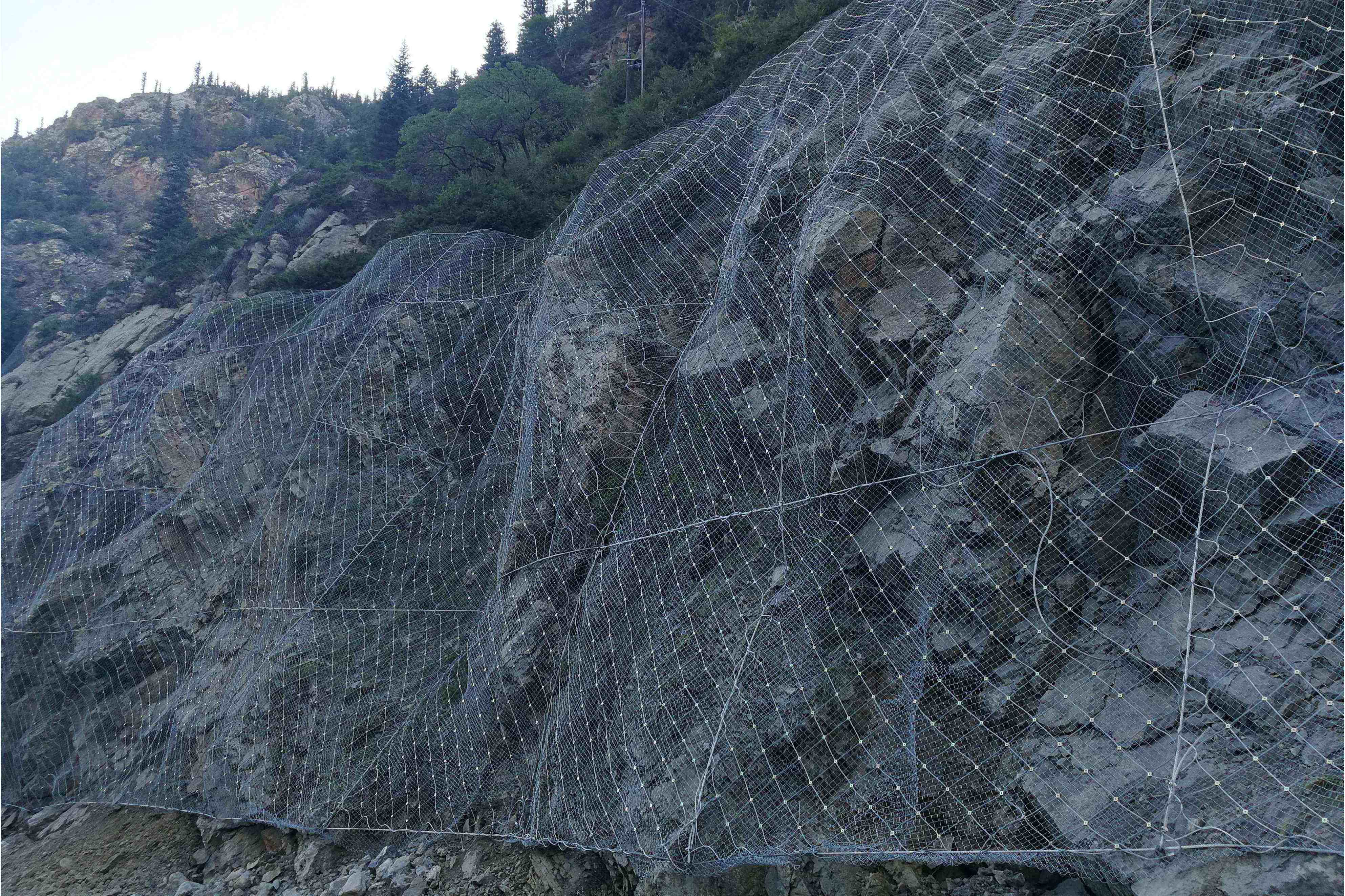  p>边坡防护网是一种在 a target="_blank" href="/item/高速公路