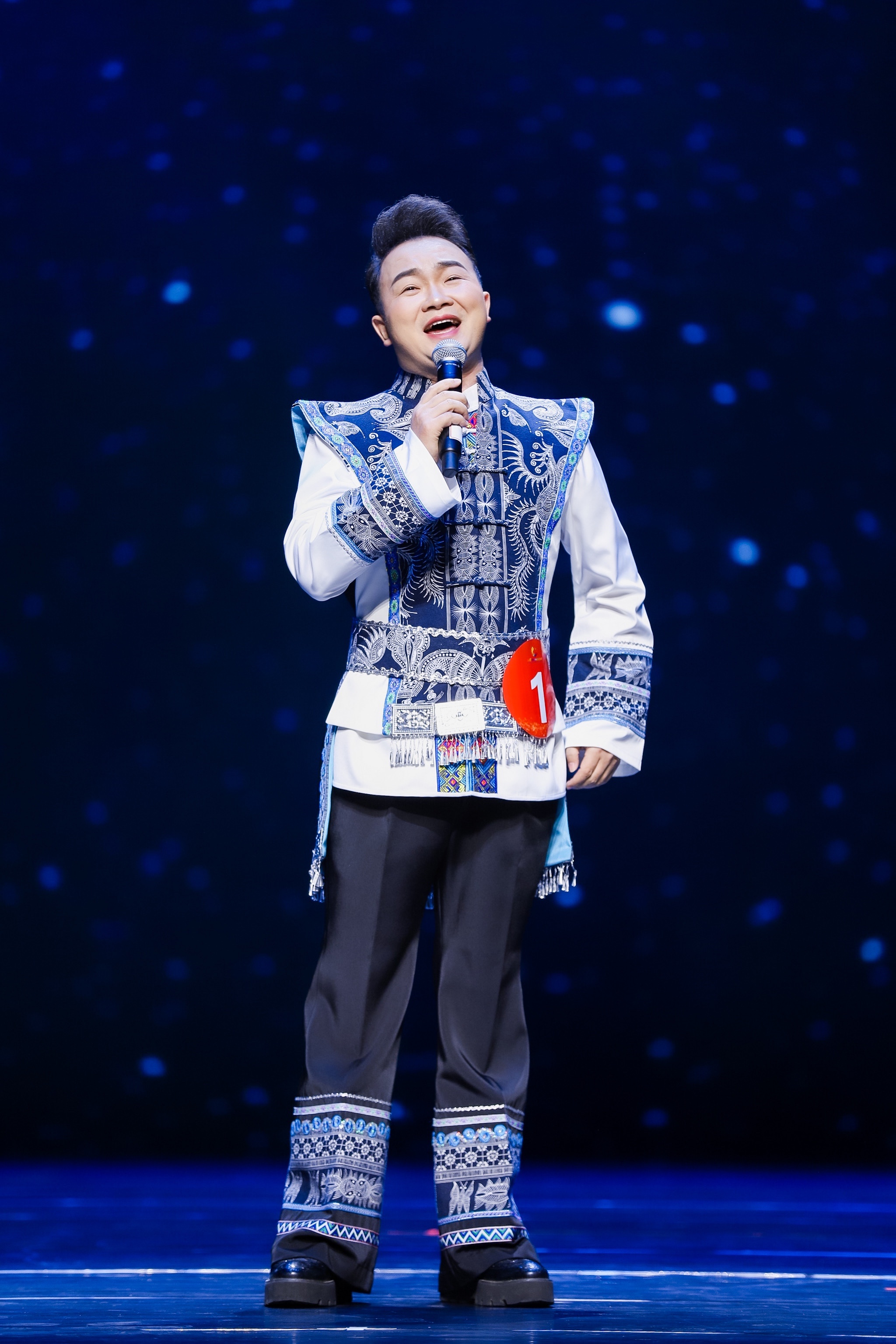 陈朝刚,中国内地青年民族男高音歌唱演员,<