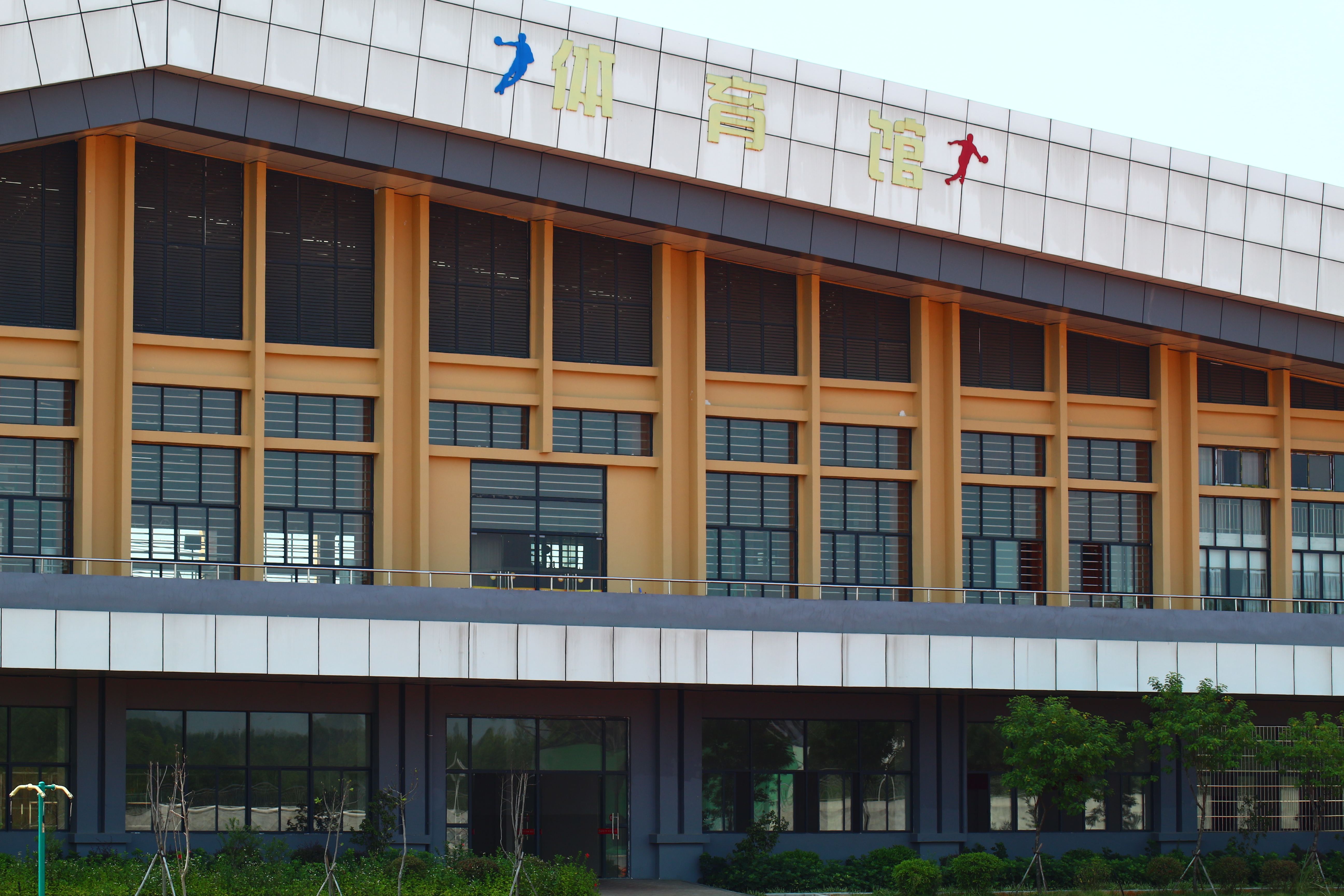  p data-id="gnwkakqmlg">来宾市第一中学,简称来宾一中,系自治区级