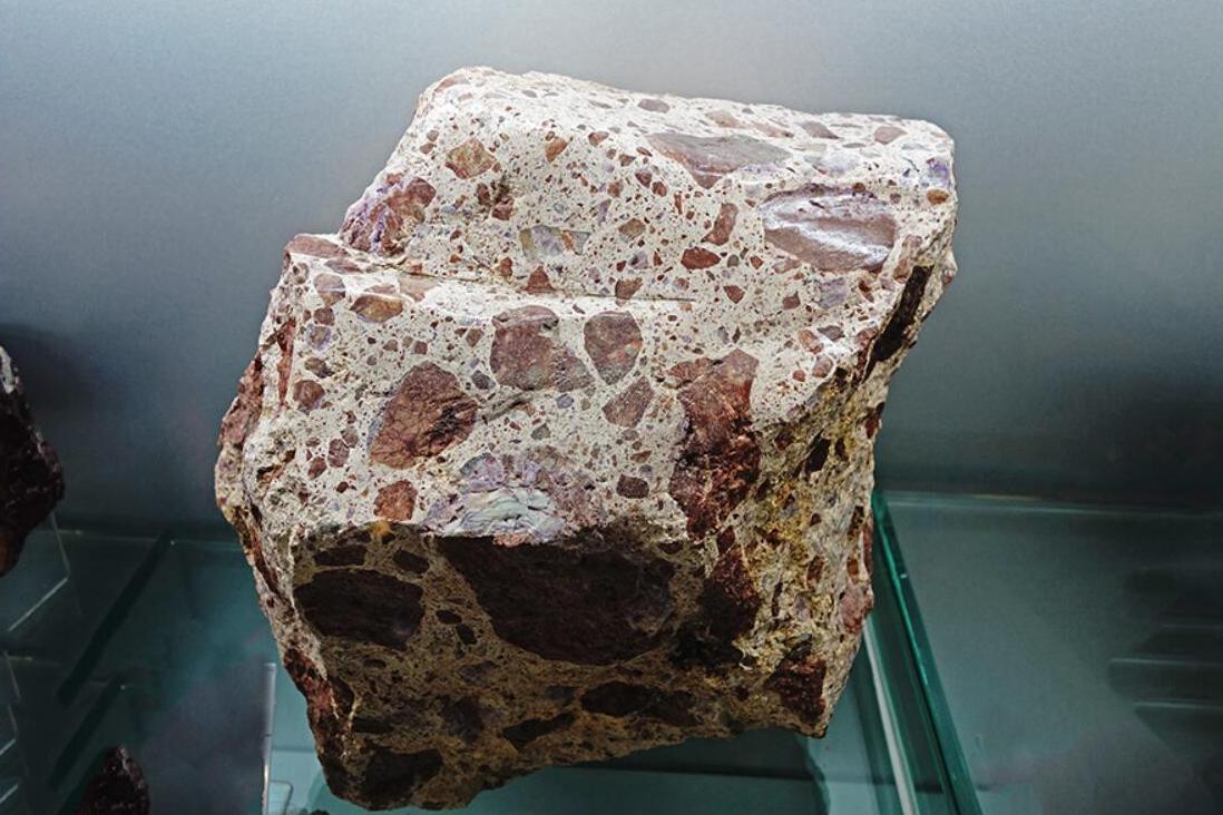  p>碱性火山角砾岩(lkaline volcanic breccia)是采集中国(china)山西