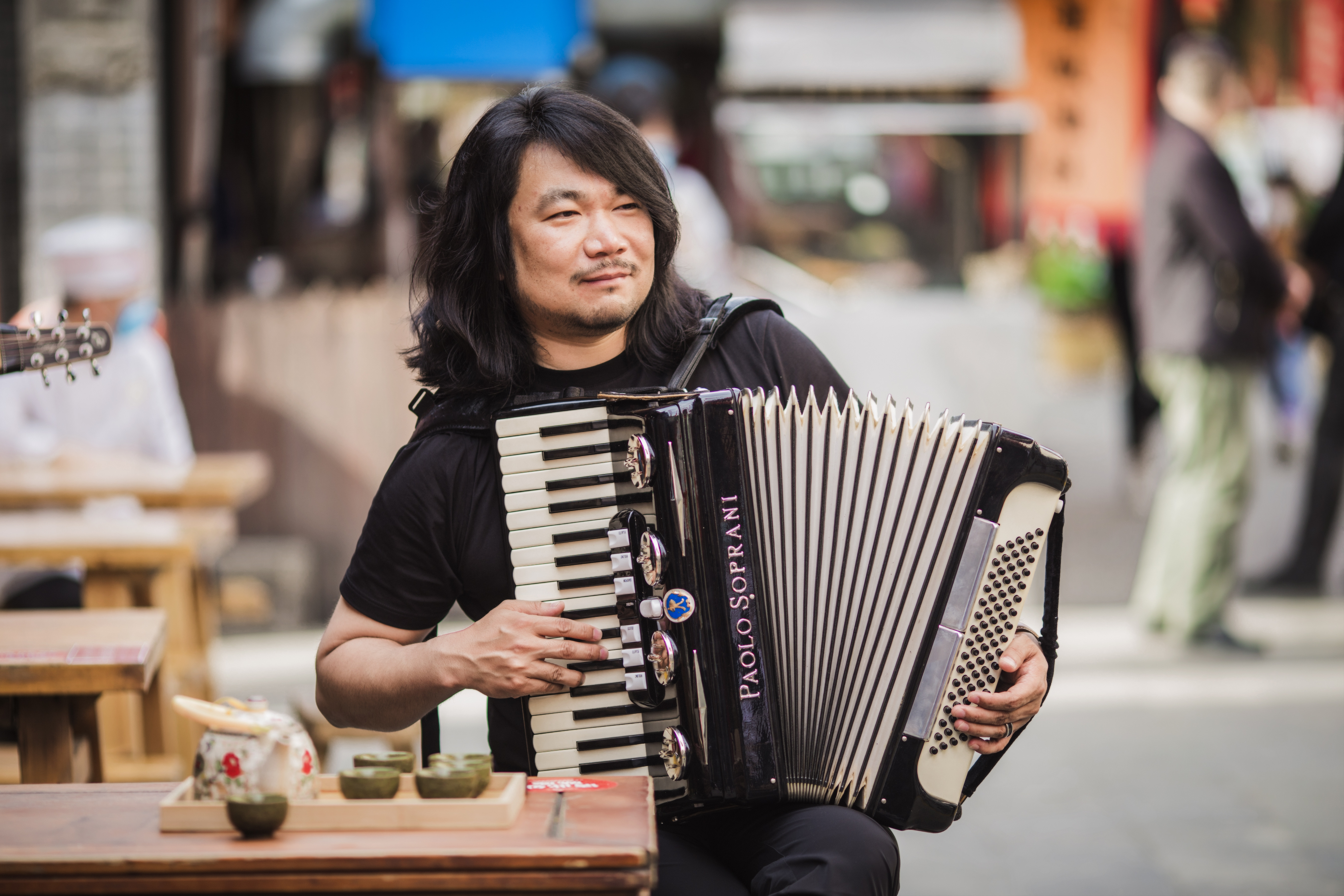  p>古城四月乐队,主要作品《长安圆舞曲》 /p>