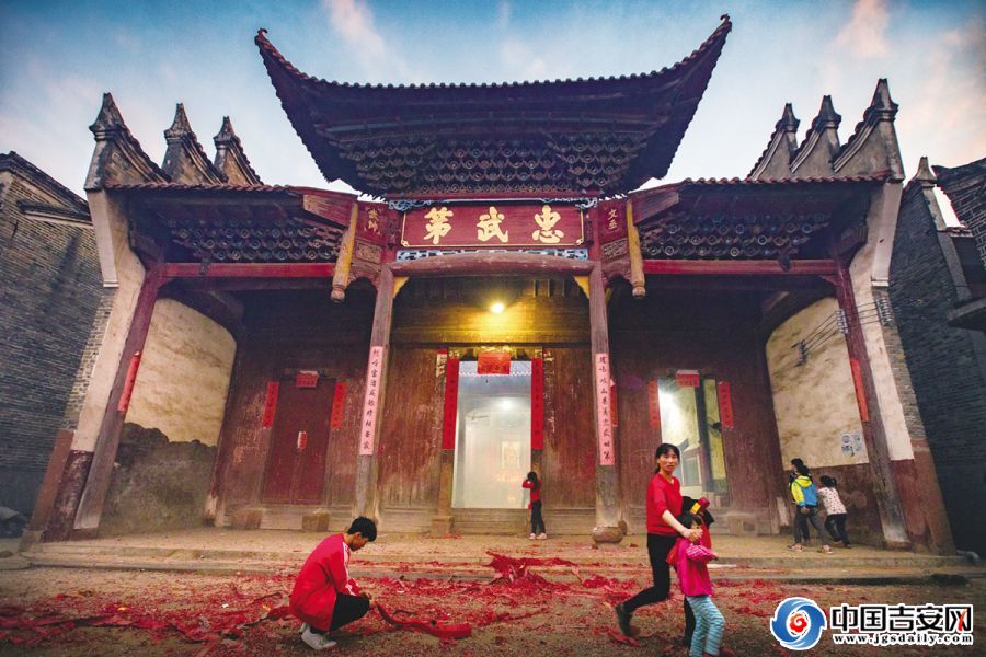  p>富滩村位于江西省吉安市青原区(曾属吉水县)富滩镇东南方向直线